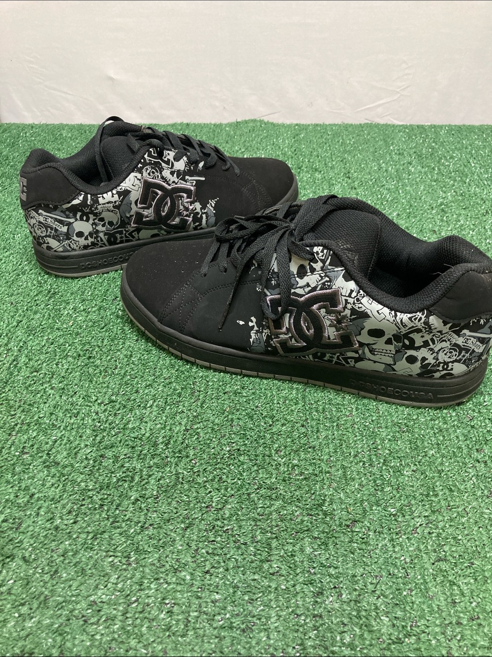 DC Men’s Black and White Skull-Print Skate Sneakers (OKPM-09-016)